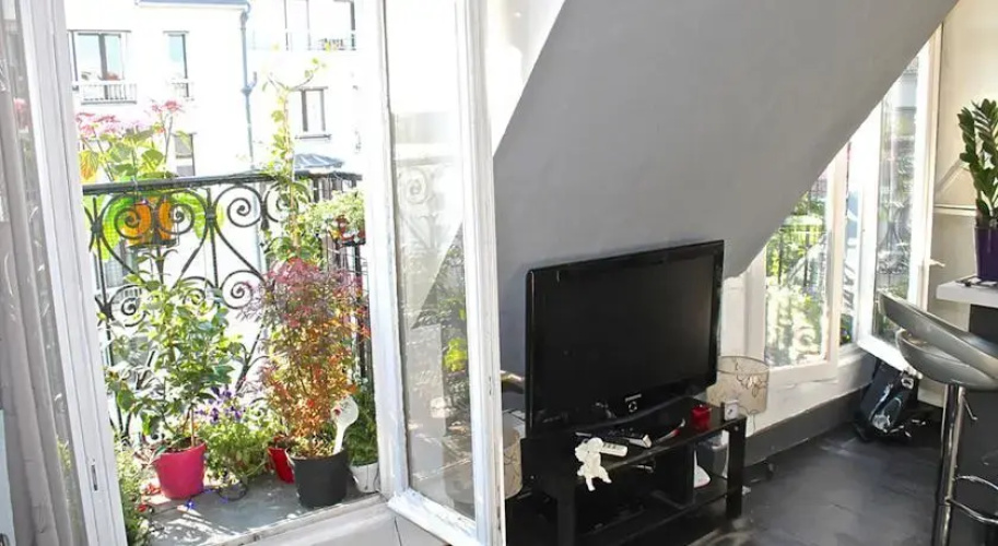 Charming Studio With Two Balconies