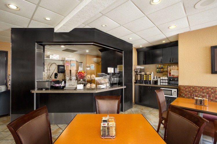 Super 8 by Wyndham Calgary Shawnessy Area photo 20