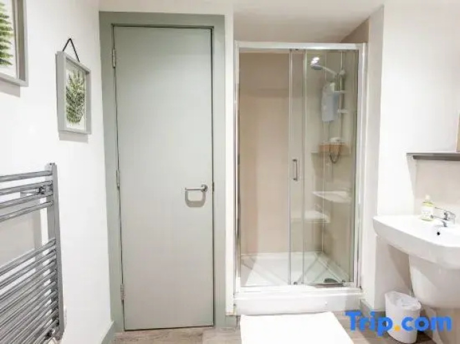 Modern Liverpool Flat | Contractors & Work Trips %