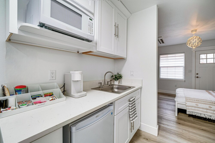 Walk to Main Ave & Soap Lake! Pet-friendly Studio