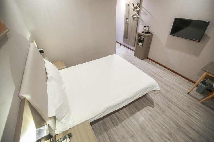 Standard Double room with street view
