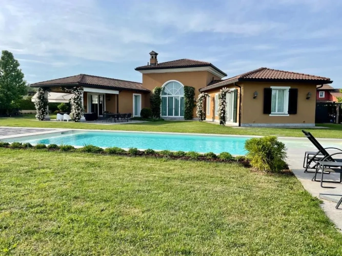4 Bedrooms Villa