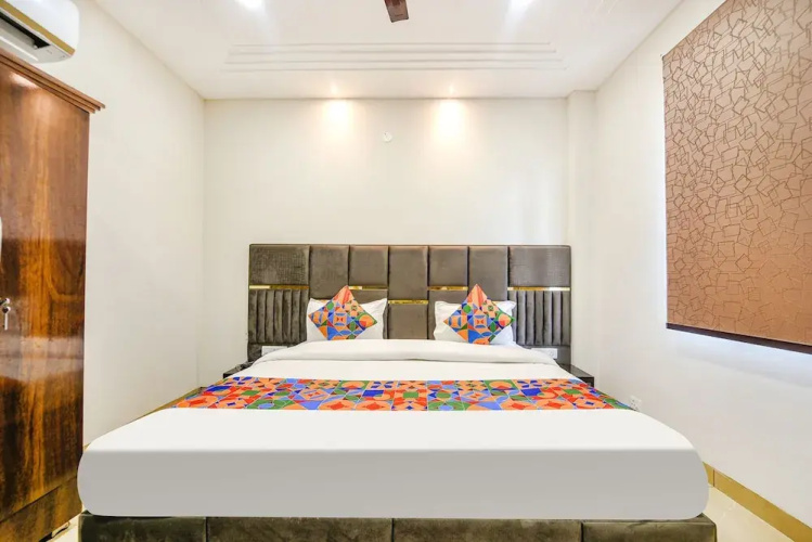 Fabhotel Globe Inn