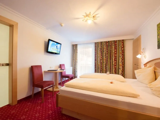1 Bedroom Comfort Double room with mountain view
