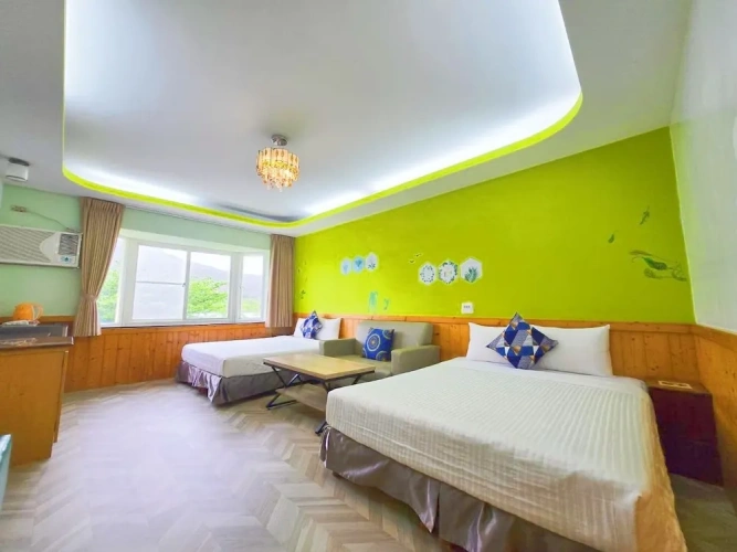 1 Bedroom Standard Quadruple Family room with mountain view