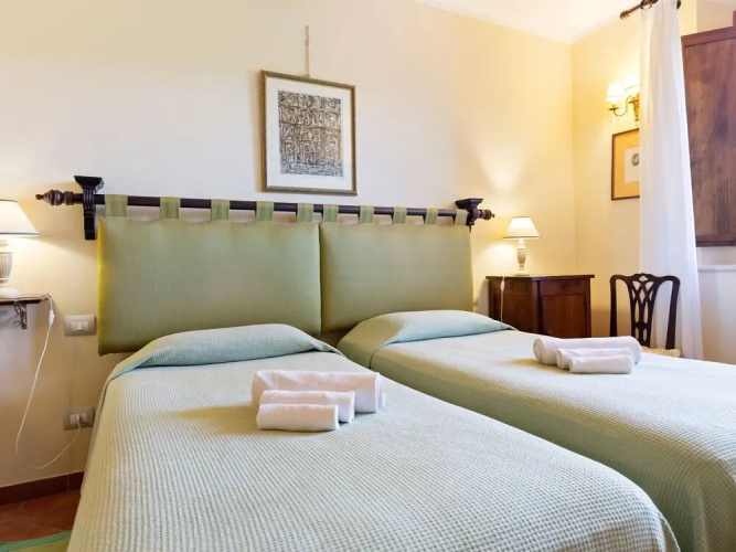 Quaint Holiday Home in Siena with Hot Tub