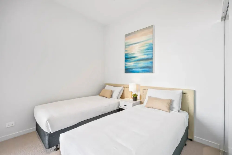 Waterfront 2-bed Oasis - Pool, Steam, Jacuzzi, Gym