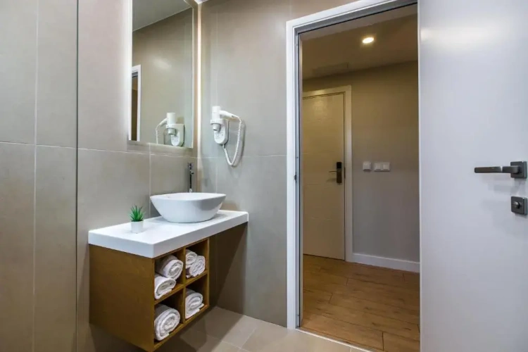 Superior Double Basement room