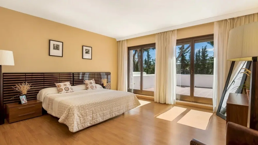 5 Bedrooms Villa