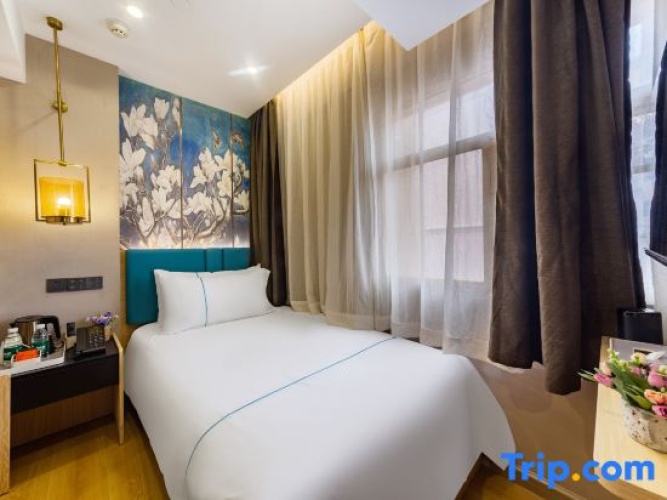 Standard Double room with street view
