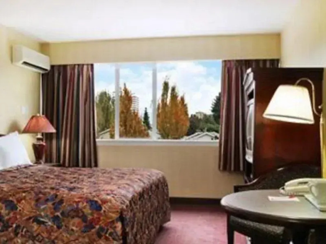 Ramada Hotel & Suites Metrotown