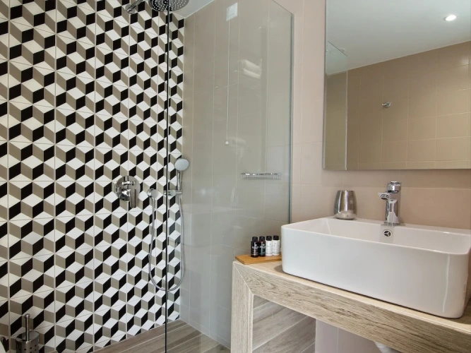 Deluxe Suite with partial sea view