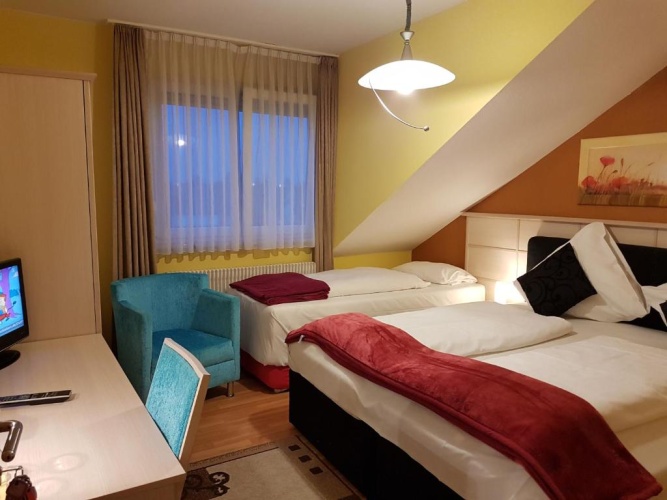 Standard Triple room