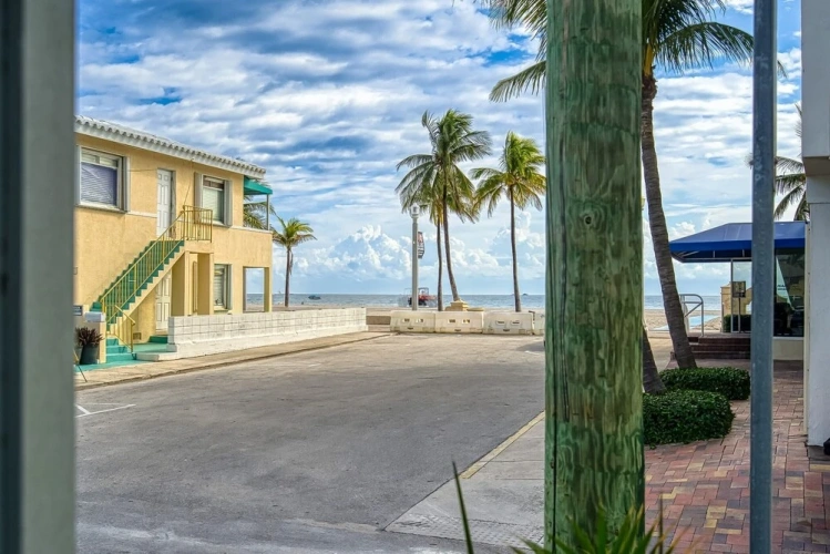 Deluxe Apartment with balcony and beachfront