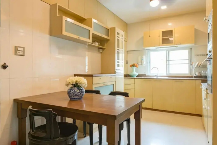 Artisan's Antique House - Silom