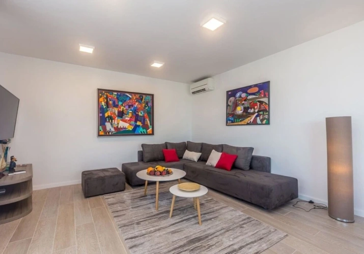 2 Bedrooms Luxury Basement Apartment with sea view