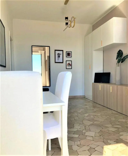 Bright studio with balcony - Visconti 14