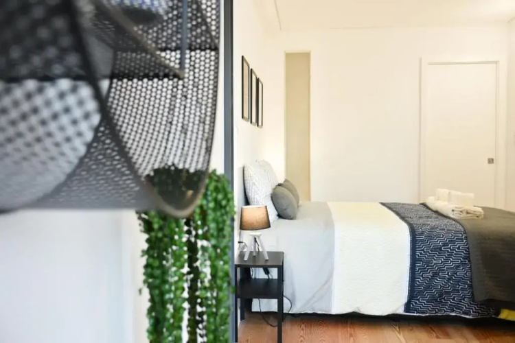Comfortable&Central w/balcony-9 min walk Trindade