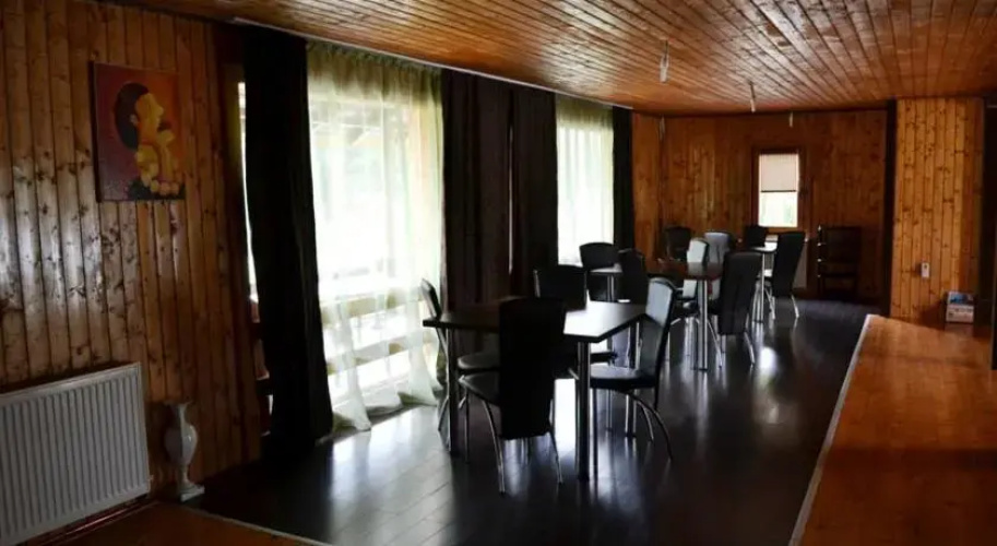 Casa dintre Lacuri