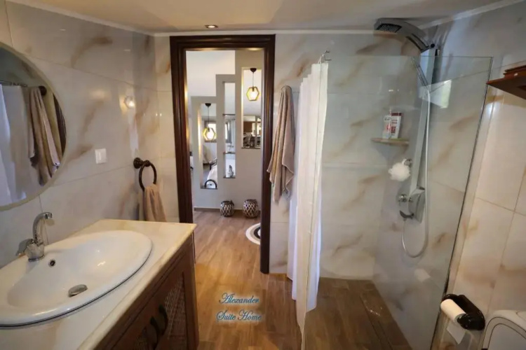 Alexander Suite Home