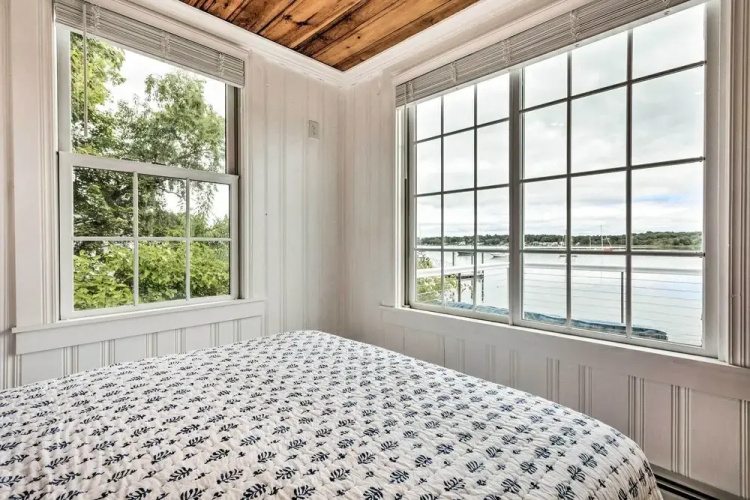 Charming Bristol Cottage w/ Private Beach!