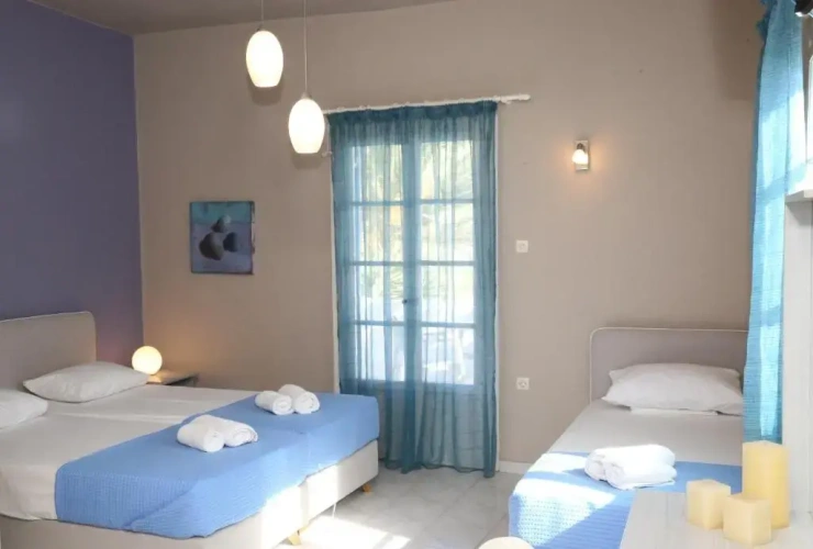 Standard Triple room