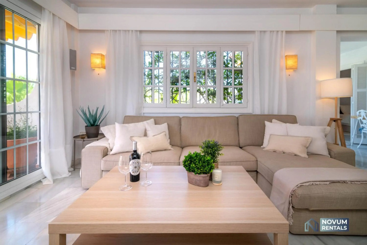 Modern 2 BDRM Apt with Sea Views and Pool