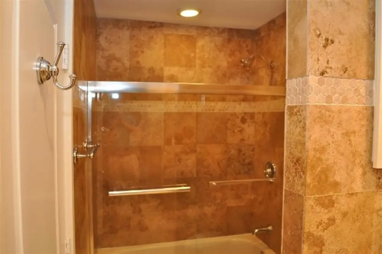 524queen 2 Bedroom Condo