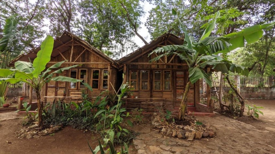 Bungalow with garden view