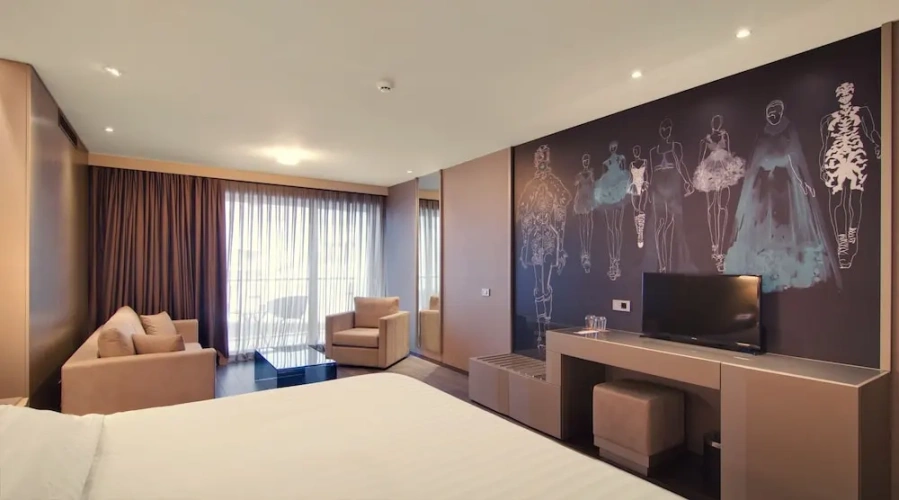 Junior Suite with balcony and with city view