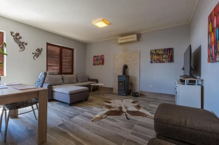5 Bedrooms Villa