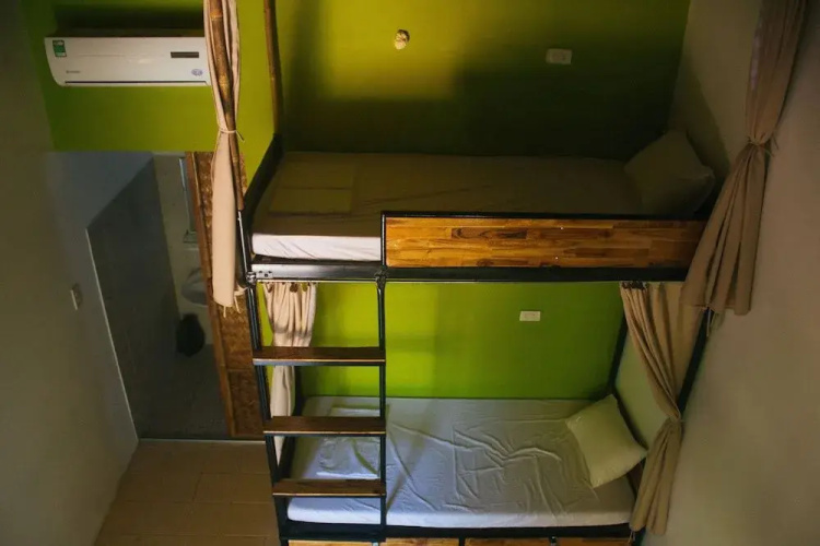 tropic hostel and restaurant