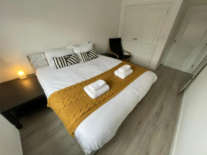 Large Spacious Room with Massive Bed and FREE WIFI