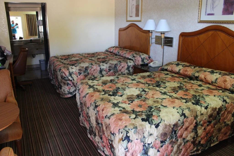 Travelers Inn
