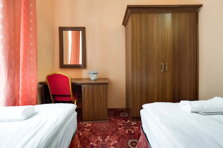 Deluxe Hotel