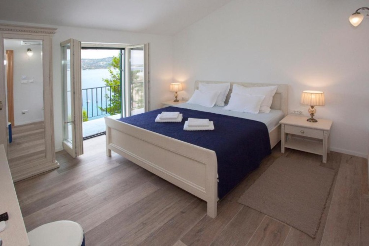 4 Bedrooms Villa beachfront