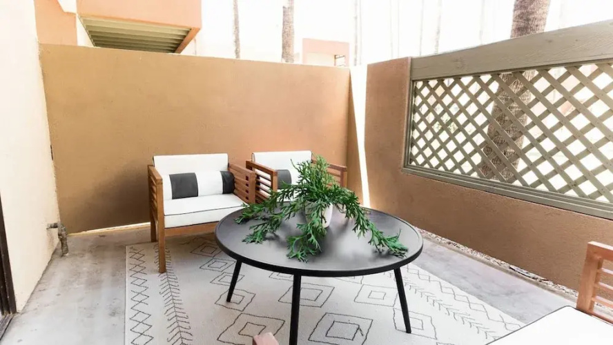 Stylish Old Town 2 Bdrm Ground Floor Condo