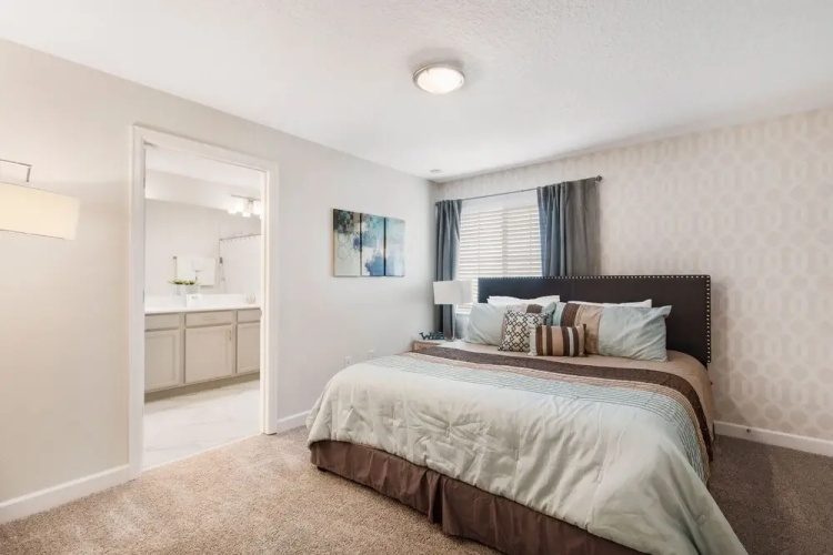 8945 SD - Elegant 5-bed Townhome, Private Pool