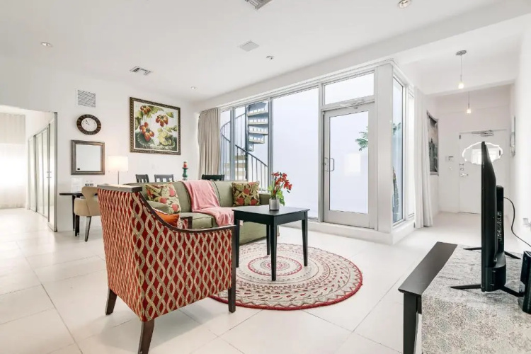 2Bedroom 2Bath with Private Rooftop&Jacuzzi,1block from beach