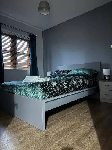 City Centre Apartment - Free Parking - Sleeps 4