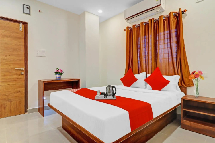 OYO 70047 Hotel Night Eye