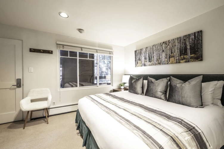 2 BR 3BA Condo - A C Heated Pool Walk to Town