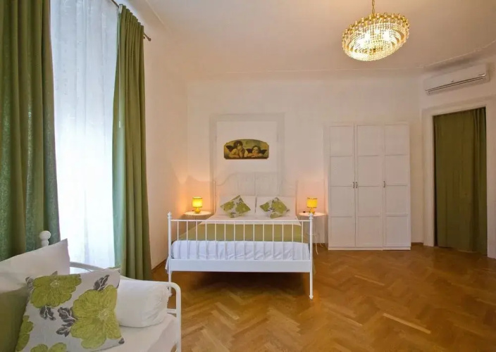 Golden Rooms Bed & Breakfast