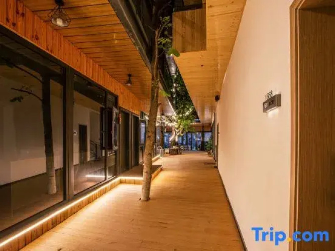 Lixian Mountain Lodge Folk Hotel