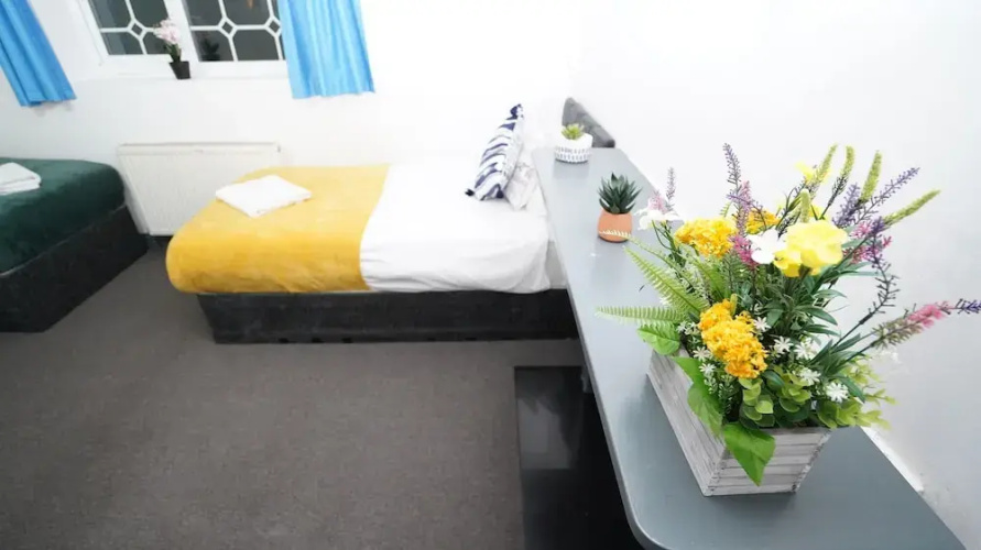 4Bed Spacious House Free Parking