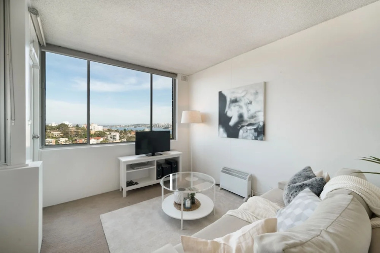 Bright And Sunny Studio Apartment
