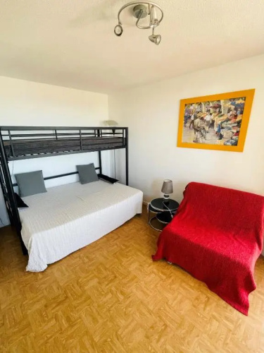 Bright studio with BALCONY 400m from the BEACH