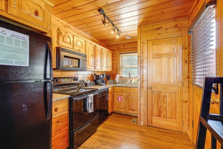 Sensational Sunset! Sevierville Home w/ Hot Tub