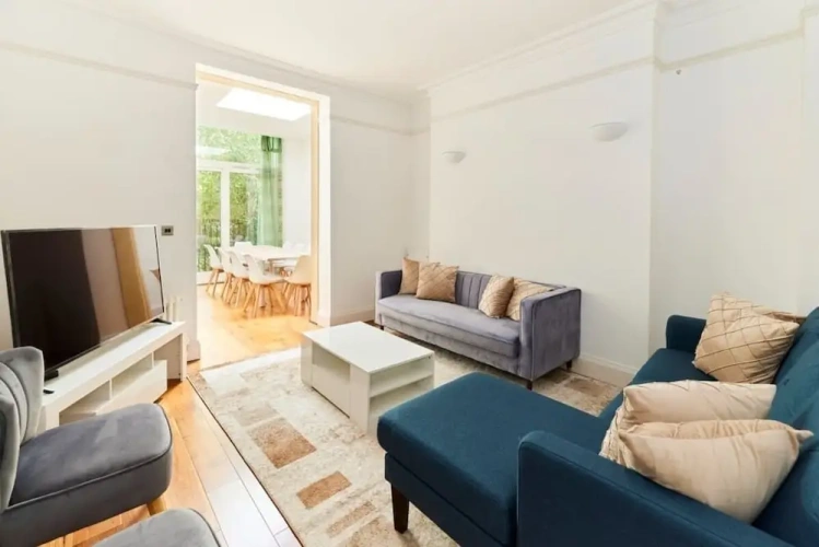 5 Bedrooms Cottage