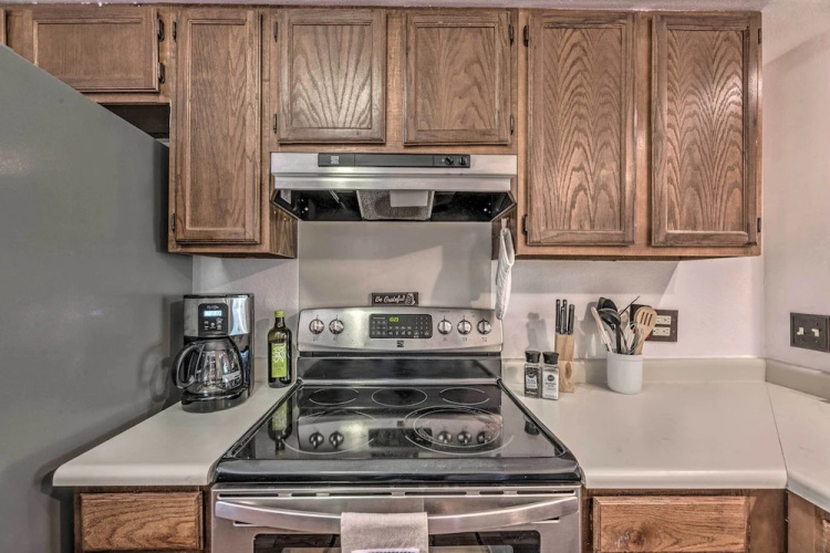Updated Ruidoso Mountain Escape w/ Deck & Balcony!